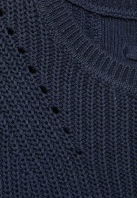 Pulover tricotat de culoare bleumarin, cu un model texturat ce prezintă detalii cu puncte ribbate și deschise, creând o suprafață variată.