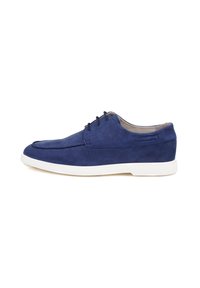 Chaussure en cuir suédé bleu avec un bout arrondi, cinq lacets et une semelle en caoutchouc blanche. Présente un bord cousu et des détails de design minimalistes.