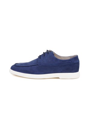 Blauwe suède schoen met een ronde neus, vijf veters en een witte rubberen zool. Bevat een gestikte rand en minimale ontwerpelementen.