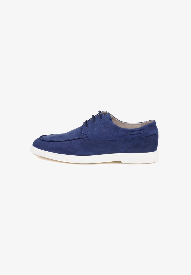 Chaussure en cuir suédé bleu avec un bout arrondi, cinq lacets et une semelle en caoutchouc blanche. Présente un bord cousu et des détails de design minimalistes.