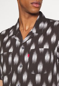 Levi's® CLASSIC CAMPER - Camisa - ocana ikat pirate black
