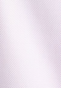 Tissu texturé de couleur lavande claire avec un motif géométrique subtil, présentant des formes en relief se répétant sur toute la surface.