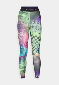 Färgglada leggings med ett urval av mönster i grönt, rosa och blått med ett svart midjeband märkt "TECHFIT" och olika grafiska motiv.