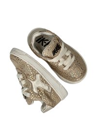 Gouden sneakers met een geperforeerd ontwerp, voorzien van witte veters en zool. Geëtste, glanzende oppervlakte met subtiele metallic accenten en logo.
