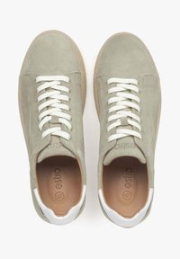 Jasnozielone zamszowe trampki z białymi sznurówkami, okrągłym noskiem i beżowymi gumowymi podeszwami. Białe skórzane akcenty na pięcie i wewnętrznym logo.