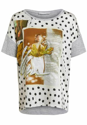 Wit en grijs shirt met korte mouwen, zwarte polka dots en een collageprint van een vrouw, tekst en bladeren aan de voorkant.
