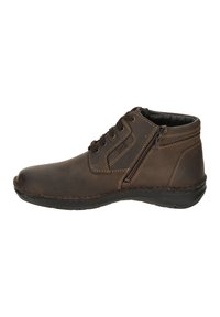 Botas de tobillo de cuero marrón con puntera redonda, suela de goma plana, cordones en la parte delantera y cremallera lateral. Presenta costuras en contraste y un acabado texturizado.
