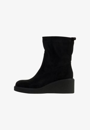 Stivale a zeppa in camoscio nero a metà polpaccio con punta arrotondata e linguetta posteriore, mostrato su sfondo bianco.