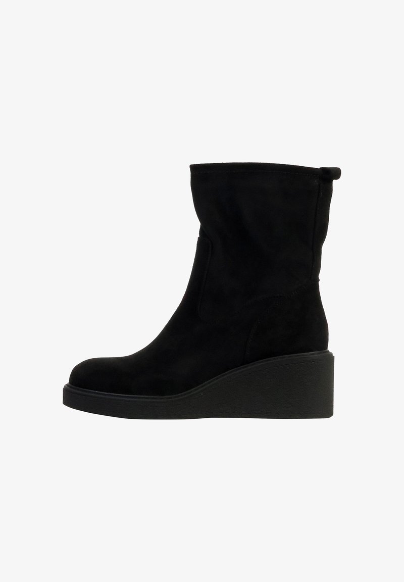 Botte compensée en daim noir mi-mollet avec bout arrondi et languette à l'arrière, présentée sur un fond blanc.