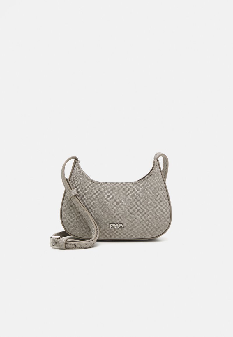 Šedá syntetická crossbody taška s hladkým povrchem, zaobleným siluetou a malým logem na přední straně. Součástí je nastavitelný popruh.