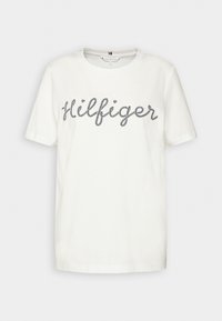 T-shirt blanc à manches courtes avec un script en forme de corde noire épelant "Hilfiger" sur la poitrine, col rond et tissu lisse.