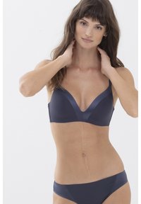 Marineblauwe gepaddede bh met een diepe V-halsontwerp en een gladde textuur, voorzien van brede bandjes en naadloze zijkanten voor comfort en ondersteuning.