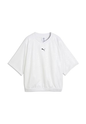 Hvid sports T-shirt med korte ærmer og rund hals samt sort Puma-logo placeret midt under halsudskæringen.