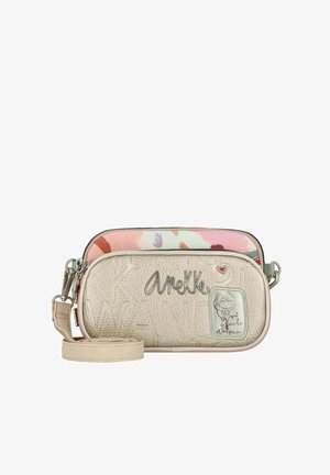 Bolso bandolera con exterior texturizado en beige, con el logo "AneKke", parte superior de colores y patrones, herrajes plateados y correa de hombro desmontable.