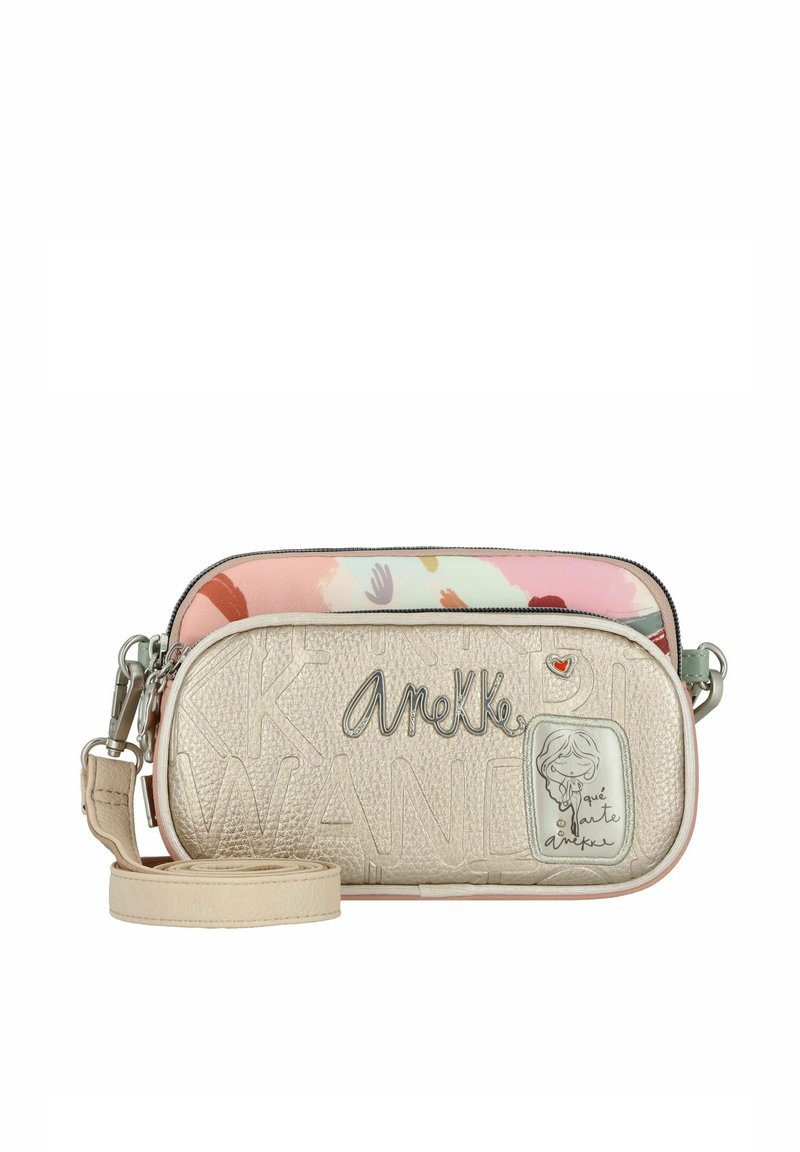 Bolso bandolera con exterior texturizado en beige, con el logo "AneKke", parte superior de colores y patrones, herrajes plateados y correa de hombro desmontable.
