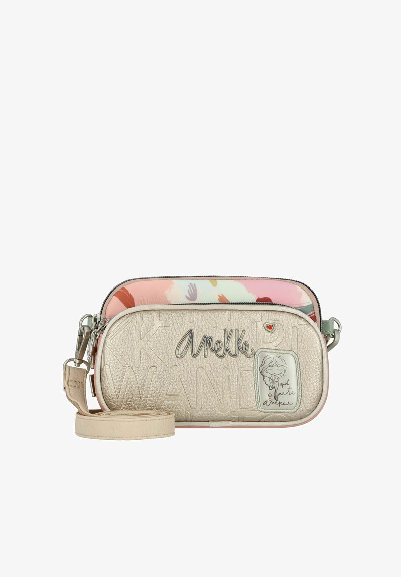 Bolso bandolera con exterior texturizado en beige, con el logo "AneKke", parte superior de colores y patrones, herrajes plateados y correa de hombro desmontable.