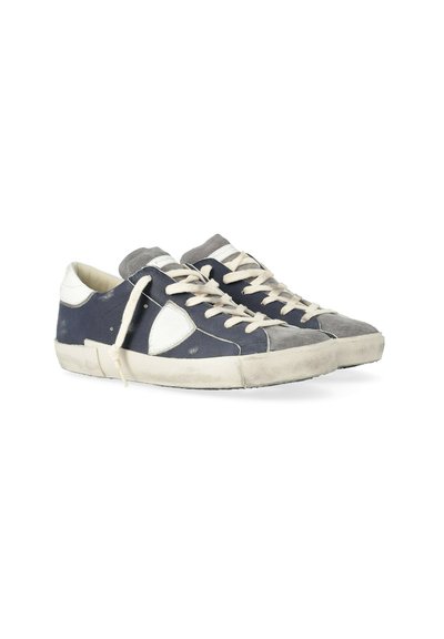 Et par lavblå og grå lavtop sneakers med hvide snørebånd, hvide detaljer og slidte, beskidte såler på en hvid baggrund.