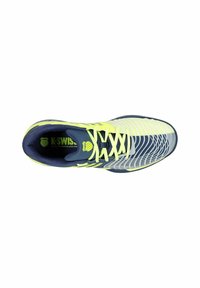 Der K-Swiss Sportschuh verfügt über ein gelbes Mesh-Obermaterial mit einer blauen strukturierten Sohle und Schnürsenkeln. Das Design umfasst horizontale Streifen zur Atmungsaktivität.