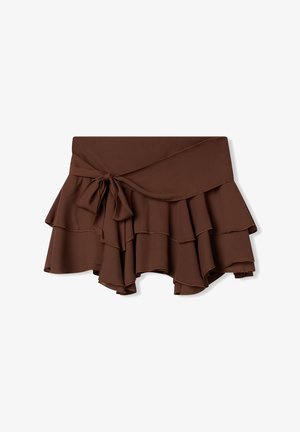 Gonna marrone a strati con cintura annodata. Realizzata in tessuto leggero con una texture morbida e orlo arricciato.