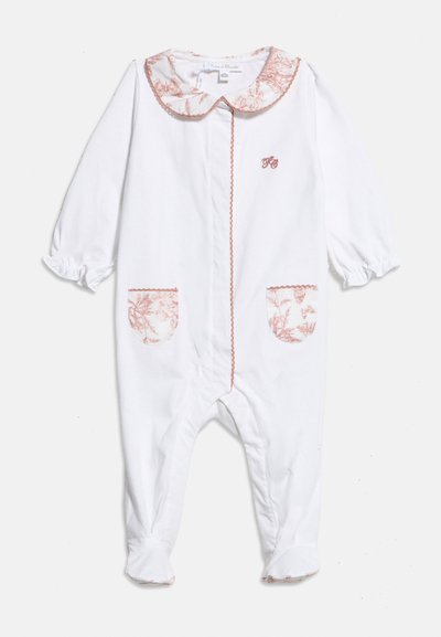 Λευκό παιδικό φορμάκι με μακριά μανίκια, γιακά με ροζ λουλουδάτη διακόσμηση, τσέπες με αντίστοιχες λεπτομέρειες και κεντημένα αρχικά στο στήθος.