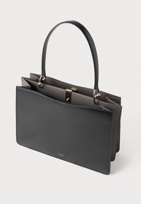 Saco tote em pele preta com textura suave, apresentando um design estruturado, duas alças e um fecho com detalhe em dourado.