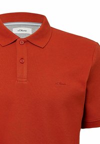 Rotes Poloshirt aus strukturiertem Stoff, mit einer Drei-Knopf-Leiste und gesticktem Logo auf der Brust. Klassischer Kragen mit kontrastierenden Innendetails.