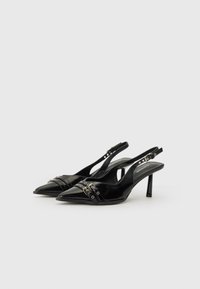 Svart lackläder slingbacks med spetsiga tår, med vertikala randiga detaljer och metalliska accenter på framremmen.