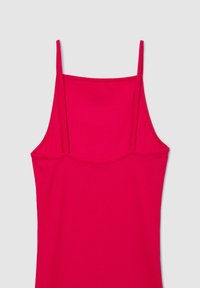 Top senza maniche aderente di un rosa brillante, con spalline sottili, scollatura bassa e una superficie liscia e elastica a costine.