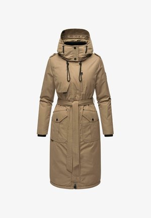 Abrigo acolchado beige con capucha extraíble, cordón ajustable, dos bolsillos frontales y cintura ceñida con cinturón. Presenta detalles en negro y cierre de cremallera.