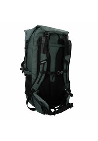 Rugzak van donkergroene stof, uitgerust met mesh gevoerde schouderbanden, verstelbare gespen, een oprolbare sluiting en meerdere vakken voor opslag.