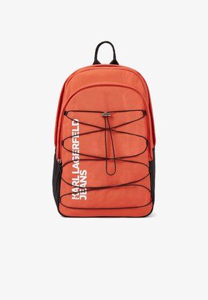 Oranje rugzak met zwarte bungeekoorden, zwart handvat en witte verticale tekst "KARL LAGERFELD JEANS" aan de voorkant, getoond tegen een witte achtergrond.