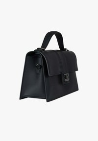 Borsa a mano in pelle nera con forma strutturata, manico superiore, patta anteriore piatta e chiusura metallica. Presenta una texture liscia e dettagli minimalisti.