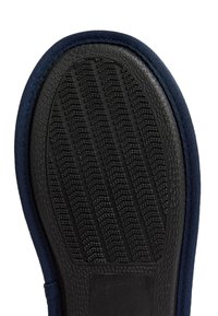Svart gummisula med texturerat greppmönster, omgiven av ett mörkblått tygöverdela. Platt form utan anmärkningsvärda accenter eller mönster.
