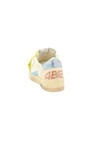 Sneaker bianca con un accento texturizzato blu e giallo sul tallone, con un interno decorato e grandi lettere rosse "4812" sulla parte posteriore.