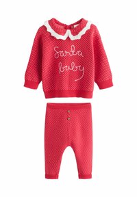 Roter strickoutfit mit einem Pullover mit weißem Kragen und dem Text "Santa Baby", kombiniert mit gepunkteten Leggings und dekorativen Knöpfen.