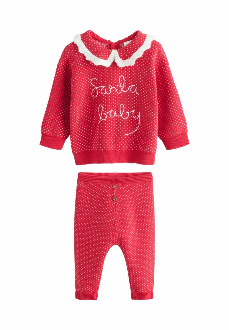Roter strickoutfit mit einem Pullover mit weißem Kragen und dem Text "Santa Baby", kombiniert mit gepunkteten Leggings und dekorativen Knöpfen.