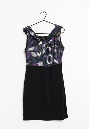 Ärmelloses Kleid mit einem floral lila und grauen gemusterten Oberteil und einem einfarbigen schwarzen Rock, das an der Halslinie mit einem geknoteten Akzent versehen ist.