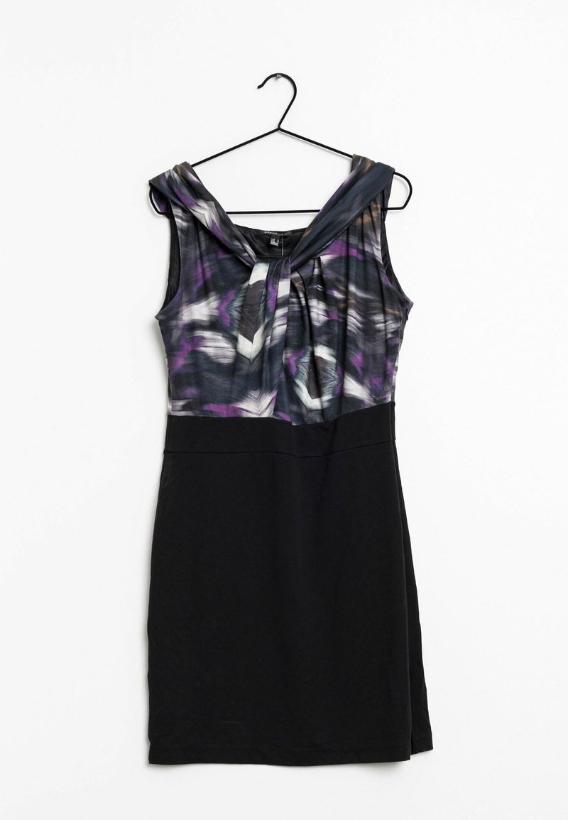 Vestido sin mangas con un top estampado en tonos morados y grises con flores y una parte inferior negra lisa, que presenta un detalle anudado en el escote.