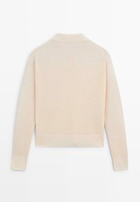 Pull en tricot beige à manches longues avec col rond, poignets et ourlet côtelés, vu de dos sur un fond blanc.