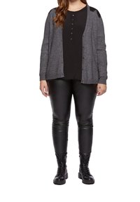 Šedý pletený cardigan na knoflíky, černý top s knoflíkovým detailem, černé přiléhavé kožené kalhoty a černé šněrovací boty.