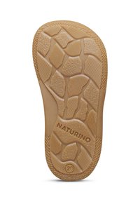 Suola di scarpe in gomma con battistrada testurizzato e motivo, caratterizzata da forme e profondità varie. Stampati "NATURINO" e il numero "20" visibili.