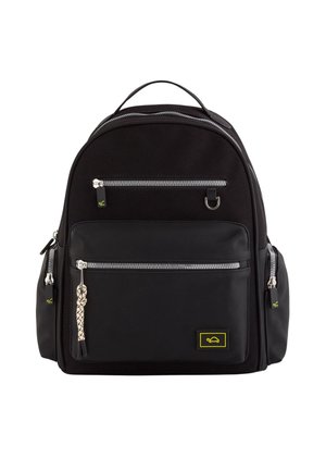 Mochila negra con múltiples bolsillos con cremallera, material sintético, diseño elegante, textura de tela y un acento de logo amarillo. Presenta un tirador decorativo en la cremallera.