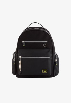 Sac à dos noir avec plusieurs poches zippées, en matériau synthétique, design épuré, texture en tissu, et un accent de logo jaune. Comprend un tirette de zip décorative.