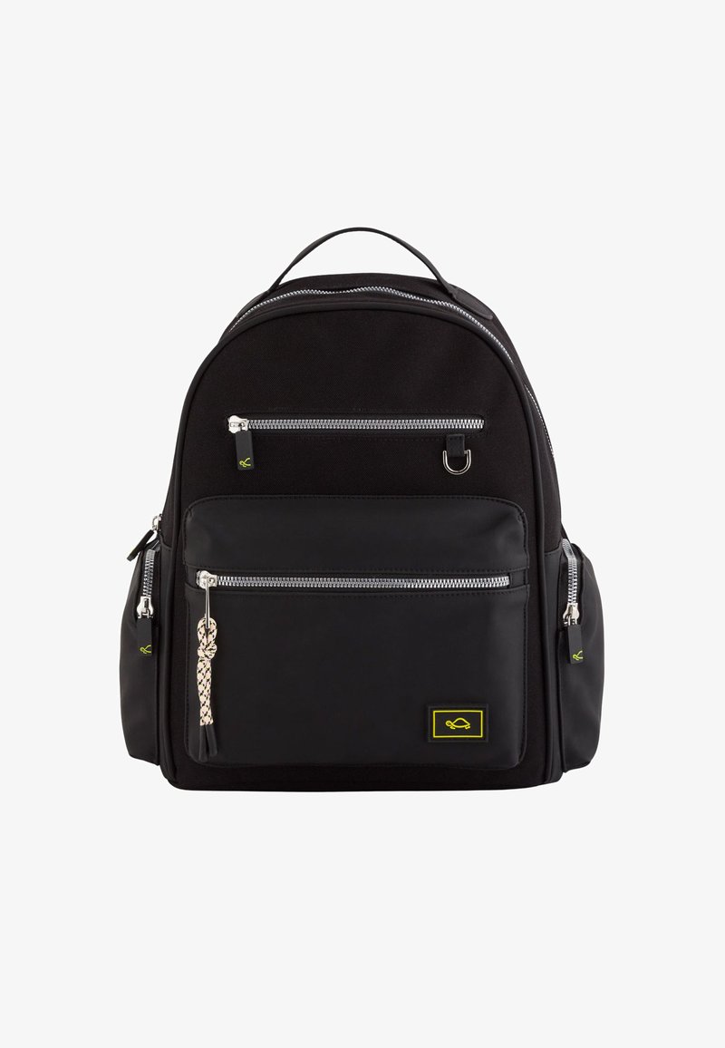 Rucsac negru cu multiple buzunare cu fermoar, material sintetic, design elegant, textură de țesătură și un accent galben al logo-ului. Dispune de un fermoar decorativ.