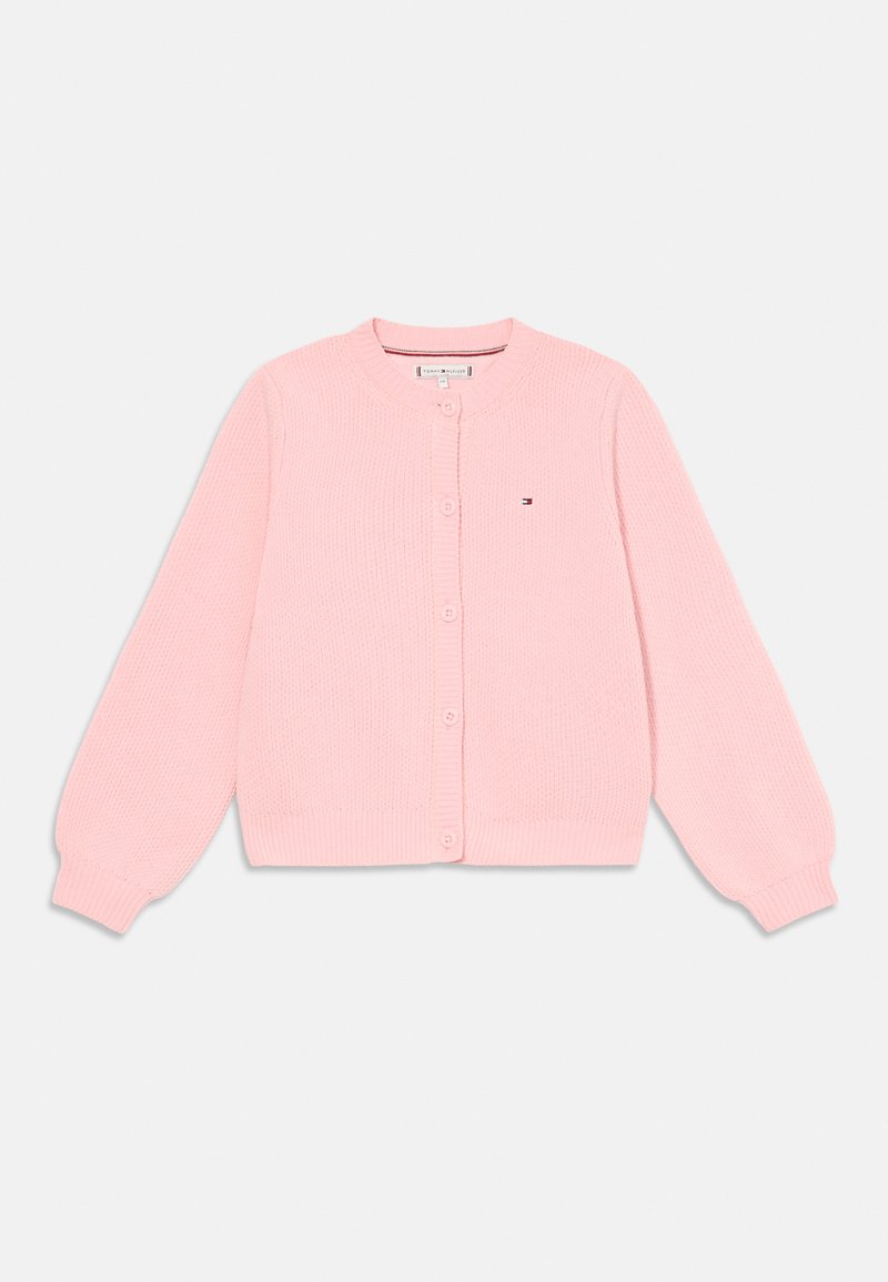 Απαλή ροζ πλεκτή ζακέτα με στρογγυλή λαιμόκοψη, κλείσιμο με κουμπιά και μακριά μανίκια. Περιλαμβάνει ένα μικρό λογότυπο πάνω από το αριστερό στήθος.