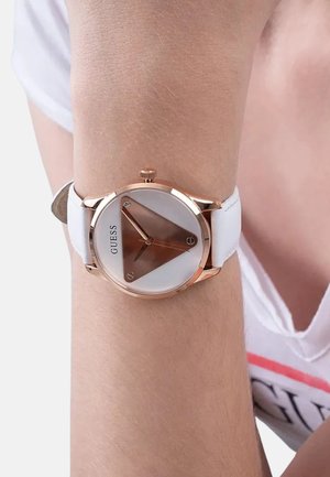 Orologio rotondo con cassa in oro rosa, quadrante triangolare bianco e cinturino in pelle bianca, dotato di tre lancette in oro rosa e quattro indicatori delle ore.