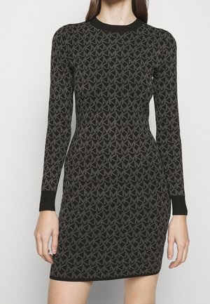 Abito in maglia a maniche lunghe di colore nero con un motivo geometrico che alterna tonalità chiare e scure, rifinito con un colletto a girocollo a coste e polsini.