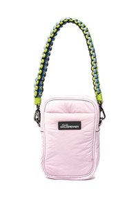 Lichtroze crossbodytas met een gewatteerde textuur, voorzien van een geweven groene en blauwe band en een zwarte logotag. Compact rechthoekig model.