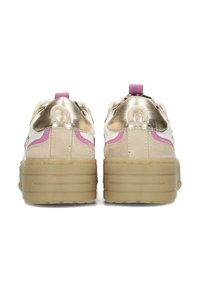Platform sneakers met beige suede en metallic gouden accenten. Voorzien van roze details aan de zijkanten en een trekriem aan de achterkant. Chunky doorschijnende zool.