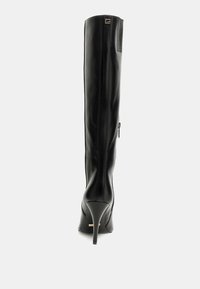 Stivale in pelle nera alto fino al ginocchio con un design elegante, punta a punta, alto tacco a stiletto e chiusura laterale con zip. Include un pannello testurizzato sul retro.